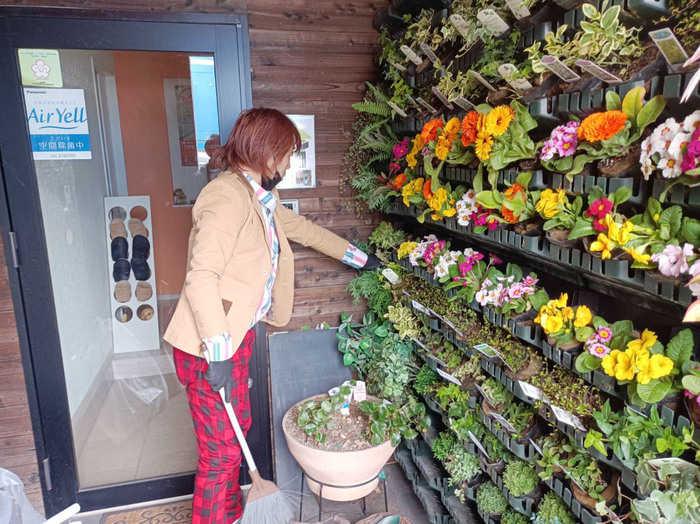 玄関の花を植え替えているところ