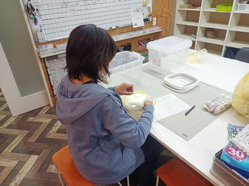 清掃道具の在庫をチェックしているところ