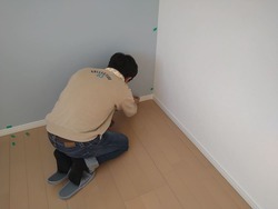 新築のキズチェックのようす