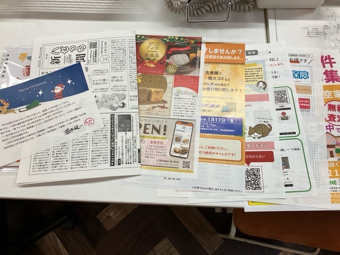 チラシを折って封入しているところ
