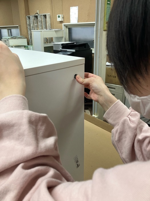 棚を組み立てているところ
