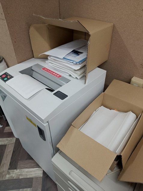 片付け前の作業場。コピー機の横に段ボールが積み上がっている