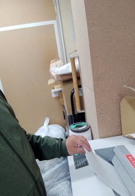 段ボールを開けて中身を確かめているところ
