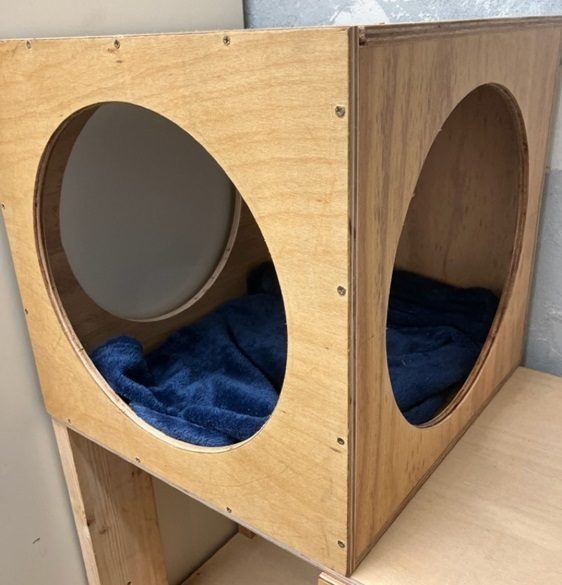 丸い穴を2つあけた木製の猫ハウス