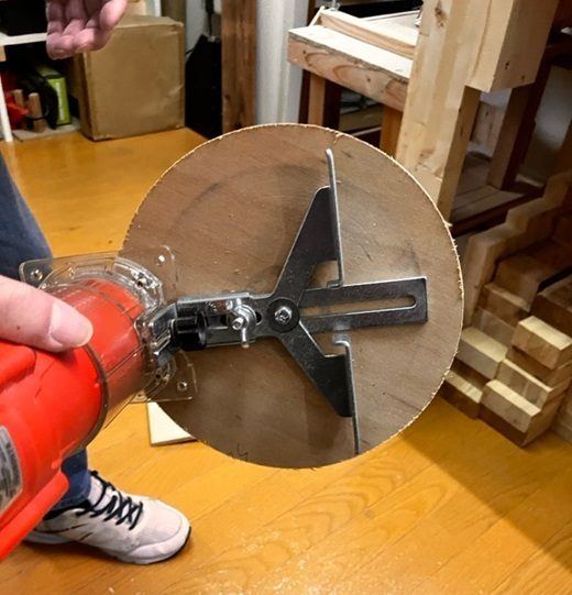 丸のこで板を切っているところ