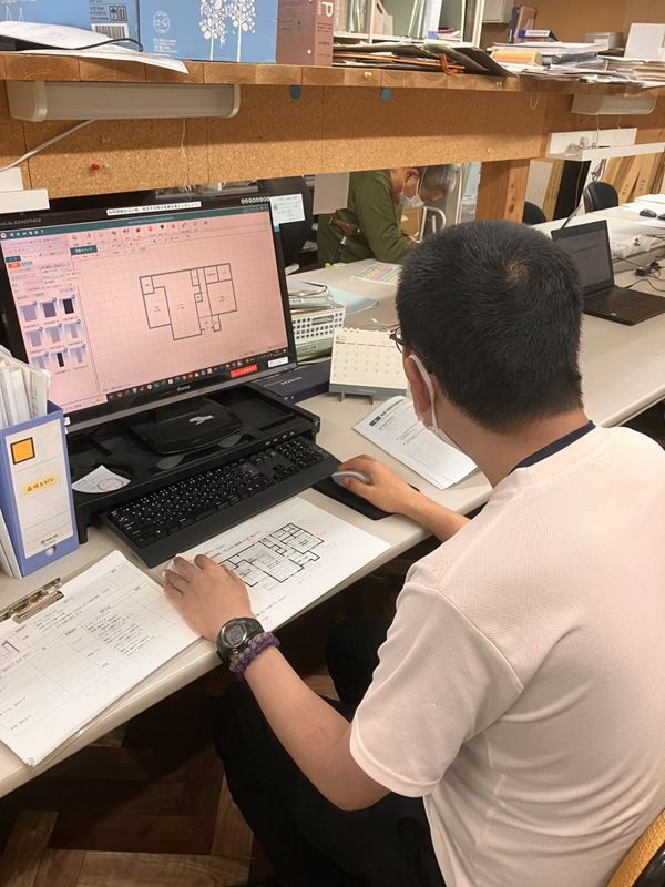 パソコンで間取り図を作っているところ