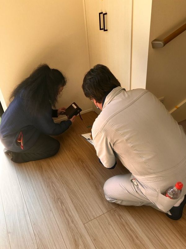 2人で新築の床を点検しているところ