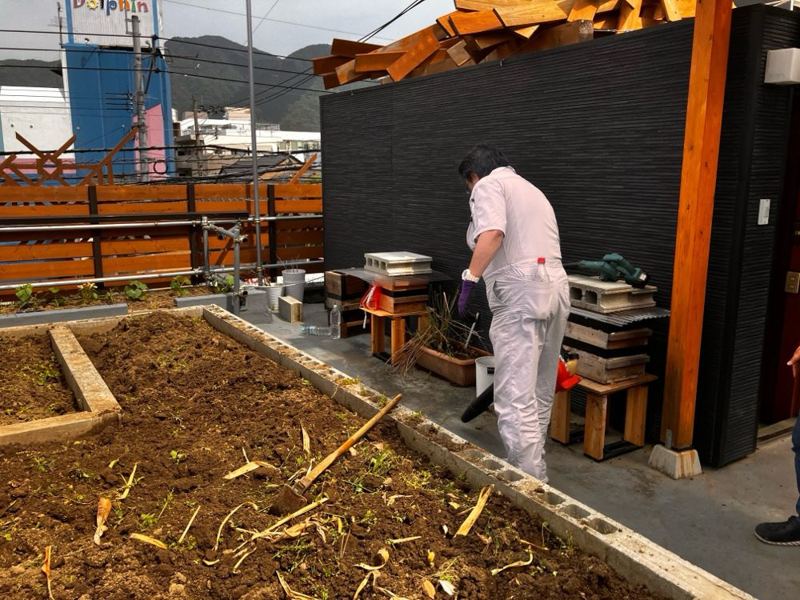 屋上の畑をならしているところ